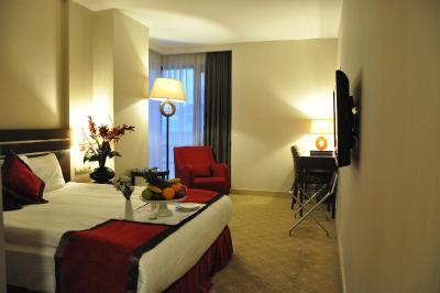 نیزا پارک اوتل