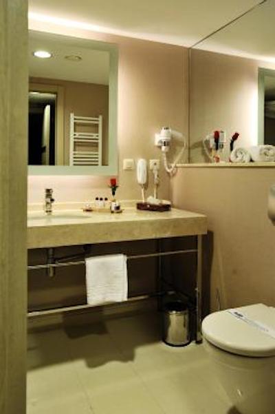 نیزا پارک اوتل