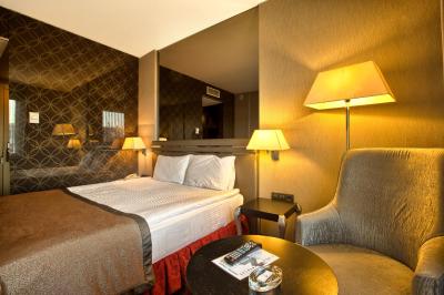 نیزا پارک اوتل