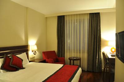 نیزا پارک اوتل