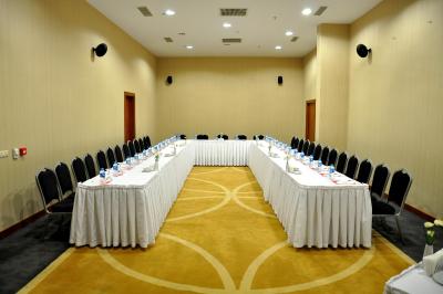 نیزا پارک اوتل