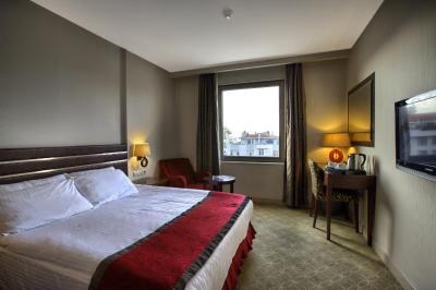 نیزا پارک اوتل