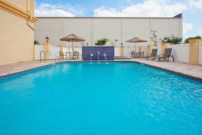 لا کوینتا این اند سویتز تامپا سنترال