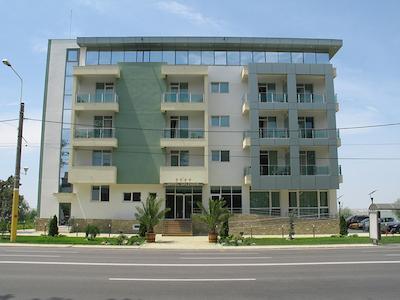 اسپلندید کنفرنس اند اسپا هتل ادولتز اُنلی