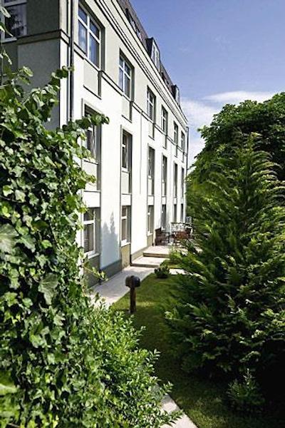 جاجلو بوسینز هتل