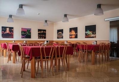 جاجلو بوسینز هتل