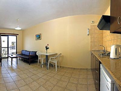 تاسیا ماریز اُاسیز