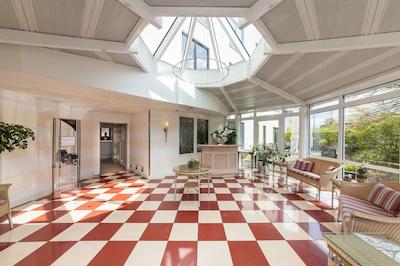 نووم هتل استریجوسکی ولفسبورگ