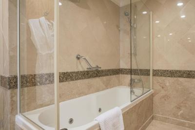 شرایتون هتل اند کانونشن سنتر