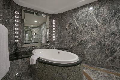 شرایتون هتل اند کانونشن سنتر