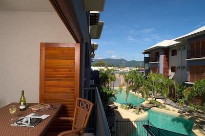 اسودرن کرز اتریوم اپارتمنتز