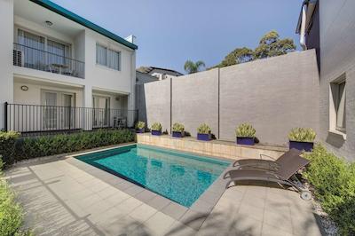 ادینا اپارتمنت هتل اسیدنی چیپندال