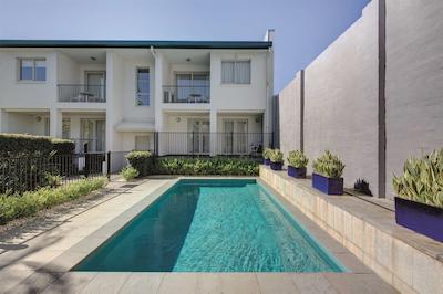 ادینا اپارتمنت هتل اسیدنی چیپندال