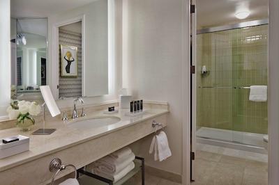 د لگان فیلادلفیا کوریو کالکشن بای هیلتون