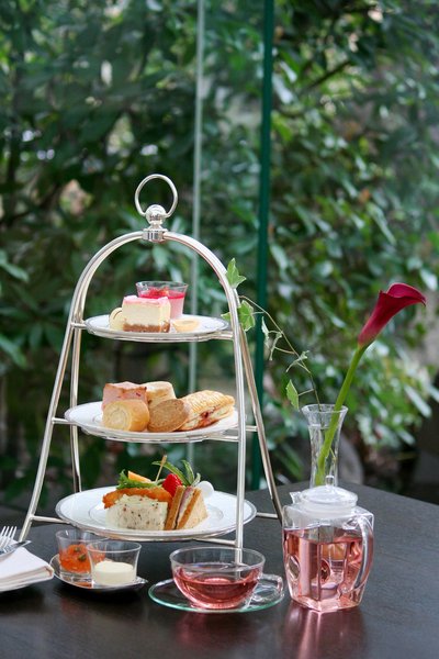 د وستین اُساکا