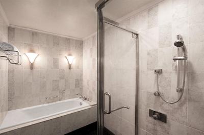 د وستین اُساکا