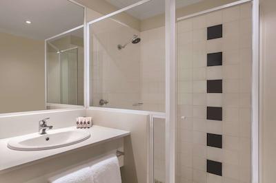 تراولج هتل اسیدنی مارتین پلاس