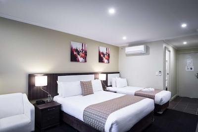 بست وسترن آیرپرت متل اند کنونشن سنتر