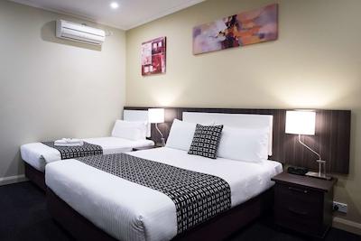 بست وسترن آیرپرت متل اند کنونشن سنتر