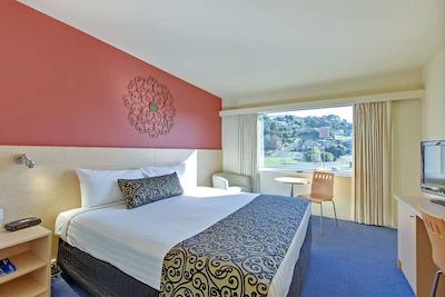 بورنی سنترال تونهوس هتل