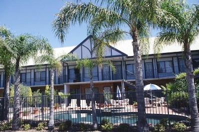 ایبیز استیلز ادلید مانر هتل