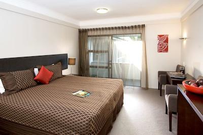 اپلو هتل رتروا