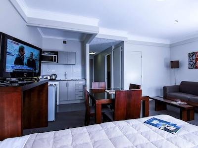 اپلو هتل رتروا