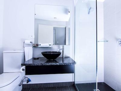 اپلو هتل رتروا