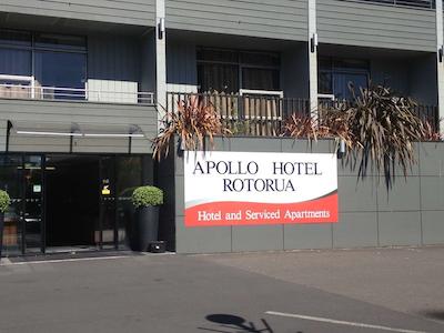 اپلو هتل رتروا