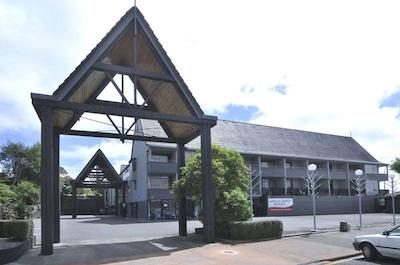 اپلو هتل رتروا