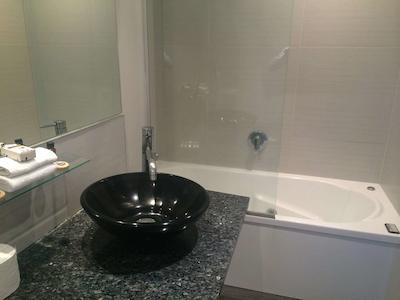 اپلو هتل رتروا