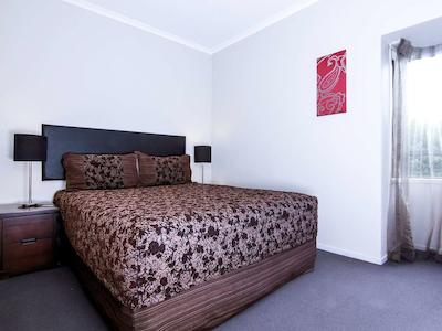 اپلو هتل رتروا