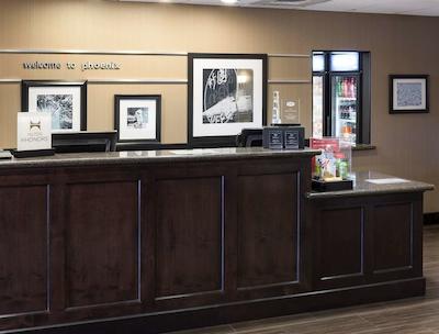 هامپتون این اند سویتز نرد فنیکس/هاپی والی