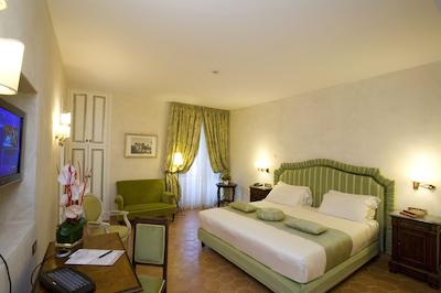 هتل دنا کامیلا ساولی