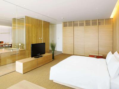 د آپزیت هاوس