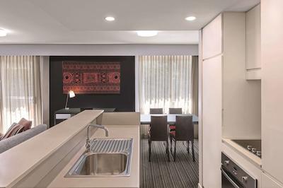 ادینا اپارتمنت هتل داروین واترفرنت