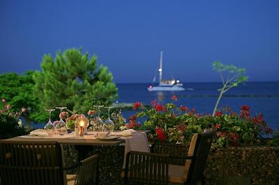 کرون پلازا لیماسل