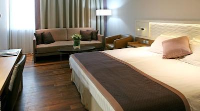 کرون پلازا لیماسل