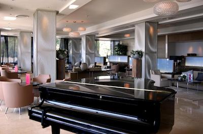 کرون پلازا لیماسل