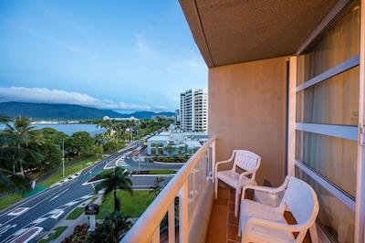 دوبلتری بای هیلتون هتل کیرنز