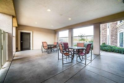 کمفرت این اند سویتز هندرسُن