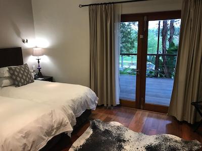 لاونیر کونتری لج اند وین استات