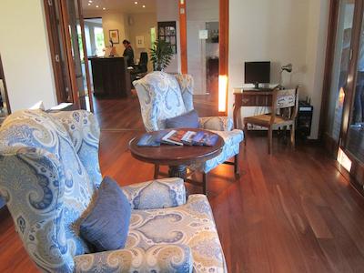 لاونیر کونتری لج اند وین استات