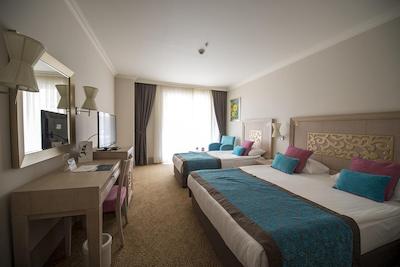 کریستال فمیلی ریزورت