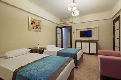 کریستال فمیلی ریزورت