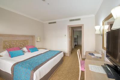 کریستال فمیلی ریزورت