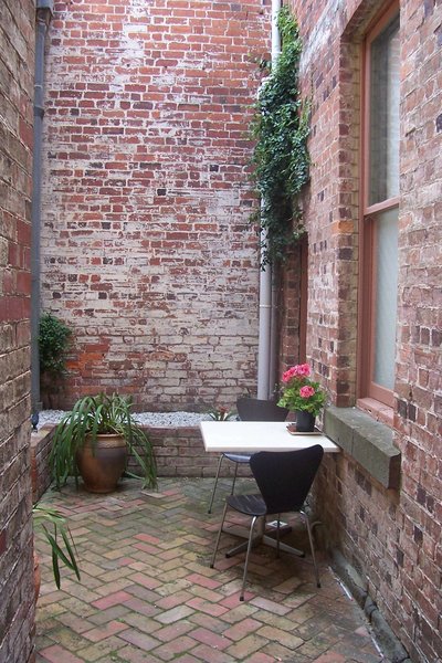 د انسُنیا اُن لیدیارد