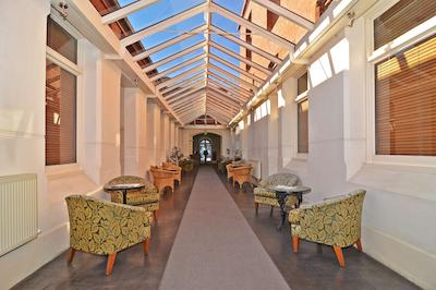 د انسُنیا اُن لیدیارد