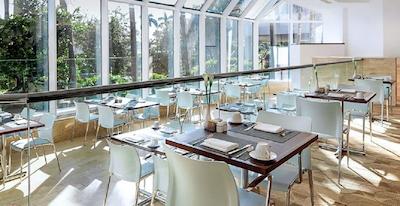 پیر سیکستی-سیکس هتل اند مارینا