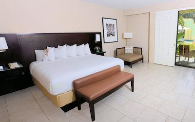 پیر سیکستی-سیکس هتل اند مارینا